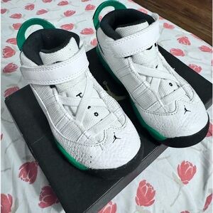 Jordan 6 rings 
Size 10c
White /lucky green black 
Blanc/noir/vert irandais
